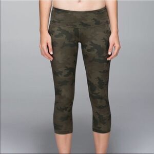 Lululemon wonder under green camo mid rise Capri leggings